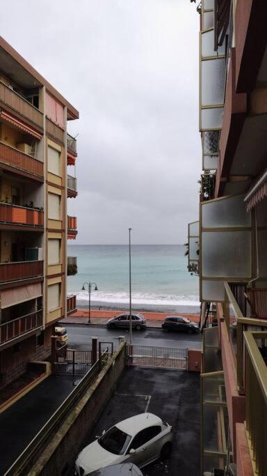 Appartamento Mama Monolocale Terrazzo Vista Mare 文蒂米利亚 外观 照片